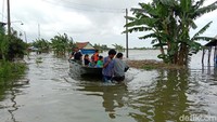 Hari ini ketinggian banjir di Desa Kedungowo mencapai 50 cm. Padahal Minggu (31/1) sore ketinggian air sekitar 30 cm.
