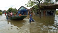 Ketinggian air di Desa Kedungowo, Kecamatan Kaliwungu, terus naik, Senin (1/2) pukul 10.00 WIB. 