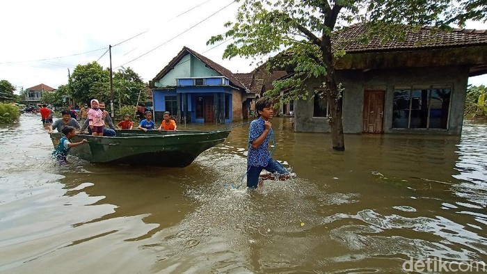 Kondisi Banjir di Kudus yang Semakin Tinggi Banjir akibat meluapnya Sungai Wulan di sejumlah wilayah di Kabupaten Kudus, Jawa Tengah semakin tinggi. Warga pun dievakuasi menggunakan perahu.