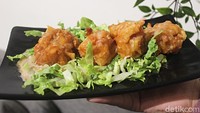 Menu yang diciptakan oleh Arya Saloka bernama Nagasaki yang dibanderol dengan harga Rp 25.000. Mengikut pola makan sehat Arya, dimsum tersebut disajikan dengan salad. Foto: detikcom/Riska Fitria