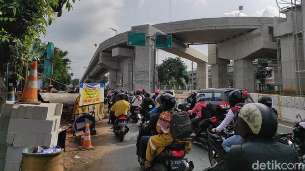 Lalin Lenteng Agung arah Pasar Minggu macet