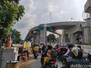 Ada Proyek JPO Dekat Flyover Tapal Kuda, Lalin Arah Pasar Minggu Macet