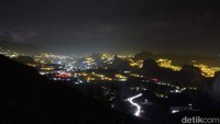 Tak hanya dari ketinggian saja pemandangan lampu-lampu ini bisa disaksikan. Jika traveler berkendara dari arah Makassar menuju Tana Toraja anda bisa melihat panorama lampu-lampu ini saat memasuki daerah lamba-doko sebelum memasuki pasar Cakke hingga mendekati pasar Sudu di Kecamatan Alla.