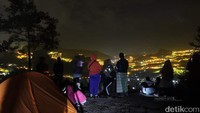 Tak tanggung-tanggung, warga yang memiliki lokasi kebun bawang yang jauh dari rumahnya berani memasang meteran PLN untuk menyalakan lampu itu. Eh, lampu-lampu pengusir hama itu malah diminati oleh wisatawan lokal. 