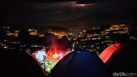 Penampakan bukit yang bercahaya itu rupanya berasal dari lampu-lampu perkebunan bawang milik warga yang digunakan untuk mencegah kupu-kupu datang. Hama itu bisa merusak tanaman bawang mereka. 