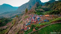 Banyak wisatawan datang sampai mendirikan tenda dan berkemping di sana. Bukit-bukit di Enrekang nampak bercahaya di kala malam. 