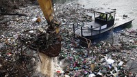 Berton-ton sampah secara rutin berakhir di sungai, bahkan mesin cuci higga layar komputer bisa ditemukan di tumpukan sampah tersebut. AP Photo/Darko Vojinovic  