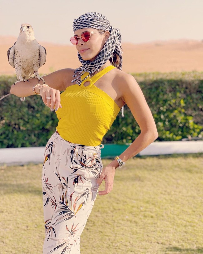 Sejak dia mengunggah foto tersebut, Luana mengaku diserang dan diancam oleh netizen. Meski begitu, Luana membela diri bahwa dia telah berhati-hati dengan menutupi dadanya dengan tangannya.  Foto: Instagram