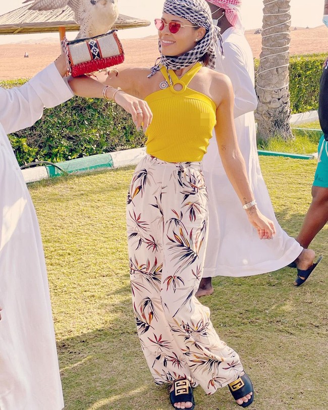 Aku sangat berhati-hati dengan menutupi dadaku dengan tangan, mengetahui bahwa di negara tersebut dilarang untuk bugil, dan bahkan aku mendapatkan ancaman dari haters, ucapnya, seperti dikutip Daily Star. Foto: Instagram