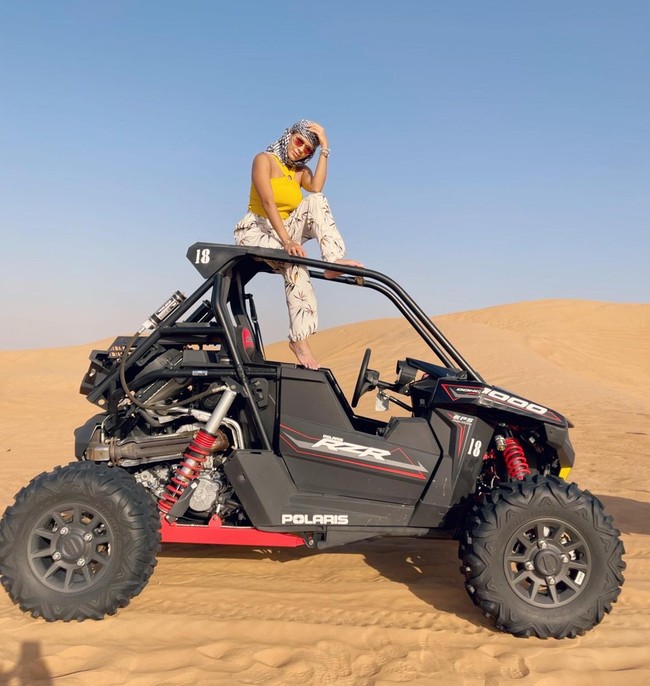 Ini Luana Sandien, model Playboy yang menerima kritikan setelah melakukan pemotretan topless di gurun Dubai. Penampilan ultra sensualnya itu dihujat.  Foto: Instagram