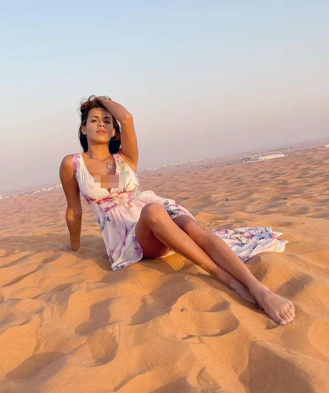 Posenya tersebut memancing kemarahan netizen yang melihatnya. Luana dianggap tidak sopan tampil tanpa busana di Tanah Arab. Foto: Instagram