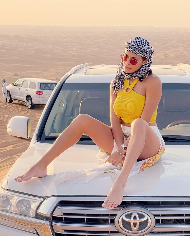 Luana juga melakukan pemotretan dengan tema lain di Dubai. Aksinya tersebut akan terbit di majalah Playboy Denmark.  Foto: dok. Instagram