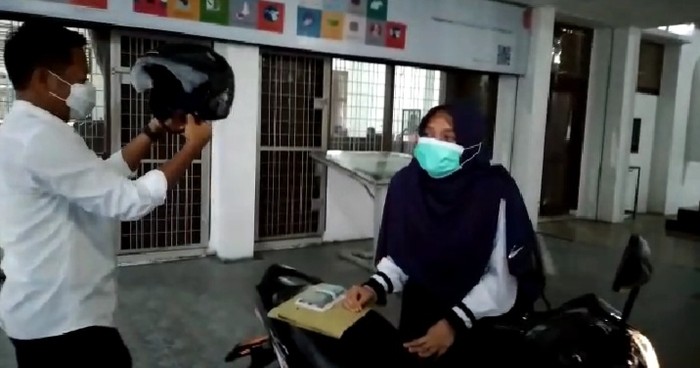 Mahasiswi yatim-piatu di USU dapat kado dari Rektor USU usai sidang (dok. Istimewa)