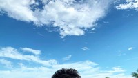 Disela-sela kesibukannya, Earth masih menyempatkan diri untuk berlibur. Mengambil tema pantai, ini pose Earth saat makan pizza setelah berenang. Foto: Instagram @theearthe
