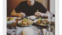 Makan siang, Earth pamer menu hidangan khas Thailand. Mulai dari ayam goreng hingga sayuran semuanya lengkap. Foto: Instagram @theearthe