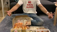 Pemilik nama lengkap Earth Pirapat Watthanasetsiri ini, ternyata punya hobi kulineran dan ngopi yang selalu diunggahnya di Instagram. Foto: Instagram @theearthe