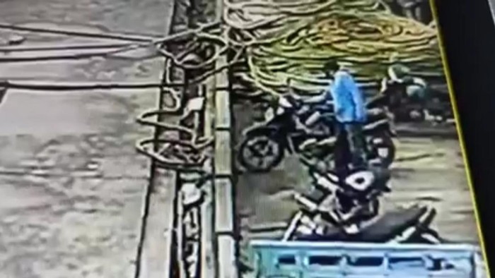 Maling motor terekam kamera CCTV di tempat pelelangan ikan (TPI) Tasikagung, Rembang, Senin (1/2/2021).