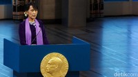Peraih Nobel Aung San Suu Kyi menjadi pembicara dalam ceramah Nobel di Balai Kota Oslo pada (16/6/2012) di Oslo, Norwegia. Aung San Suu Kyi dianugerahi  Nobel Perdamaian pada tahun 1991 namun perannya itu tercoreng oleh tuduhan genosida Rohingya di pemerintahannya. Ragnar Singsaas / Getty Images)