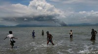 Warga Rohingya yang melarikan diri dari Myanmar tiba di pantai Bangladesh (14/9/2017).  Sekitar 370.000 pengungsi Rohingya telah melarikan diri ke Bangladesh sejak akhir Agustus selama pecahnya kekerasan di negara bagian Rakhine.  Allison Joyce / Getty Images