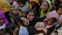 Ratusan pengungsi Rohingya yang baru tiba dari pelariannya berdesak-desakkan antri makanan di  Bangladesh, (14/9/2017).  Allison Joyce / Getty Images