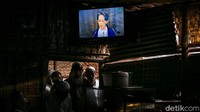 Pengungsi Rohingya menonton proses ICJ di sebuah restoran di kamp pengungsi pada (12/12/ 2019) di  Bangladesh. Pengadilan Internasional PBB di Den Haag mengelar kasus yang diajukan oleh Gambia terhadap Myanmar atas kasus genosida Rohingya. (Foto oleh Allison Joyce / Getty Images)
