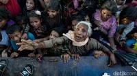 Pengungsi yang baru tiba menunggu untuk menerima sumbangan bantuan pada (13/9/2017) di  Bangladesh. Sekitar 370.000 pengungsi Rohingya telah melarikan diri ke Bangladesh sejak akhir Agustus selama pecahnya kekerasan di negara bagian Rakhine.  Allison Joyce / Getty Images