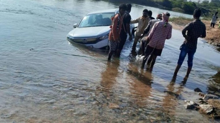 Mobil nyemplung ke kolam