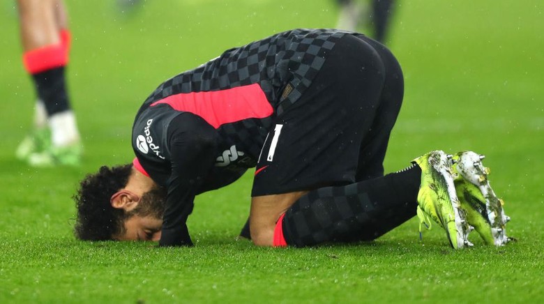 LONDON, ENGLAND - JANUARY 31: Mohamed Salah of Liverpool celebrates after scoring their sides second goal during the Premier League match between West Ham United and Liverpool at London Stadium on January 31, 2021 in London, England. Sporting stadiums around the UK remain under strict restrictions due to the Coronavirus Pandemic as Government social distancing laws prohibit fans inside venues resulting in games being played behind closed doors. (Photo by Clive Rose/Getty Images)
