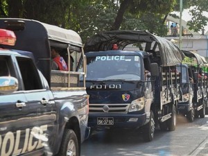 Antrean Panjang di Toko Sembako Usai Militer Myanmar Ambil Alih Kekuasaan