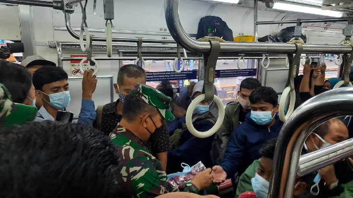 Pangdam Jaya Mayjen TNI Dudung Abdurrachman bagi-bagi masker