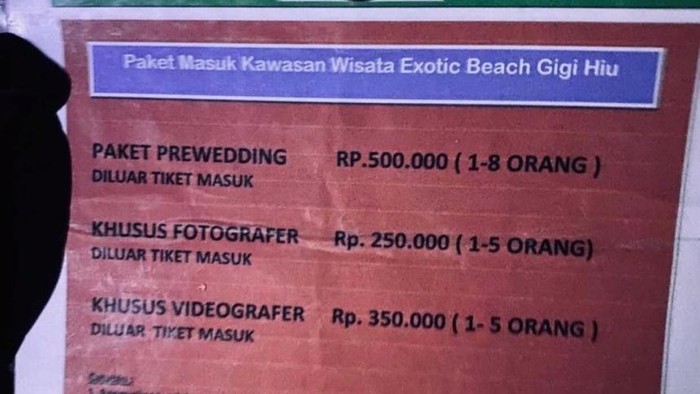 Harga tarif motret di Pantai Gigi Hiu, Lampung.