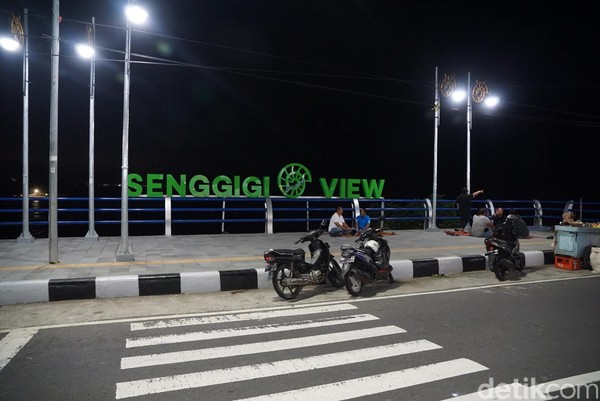 Bersama warga lokal, kami berkeliling dari ujung ke ujung sekitar dari Jalan Pantai Senggigi sampai Jalan Raya Malimbu. Waktu itu pukul 21.00 WITa ketika kami berangkat ke lokasi. Bersama warga lokal, kami berkeliling dari ujung ke ujung sekitar dari Jalan Pantai Senggigi sampai Jalan Raya Malimbu. Waktu itu pukul 21.00 WITa ketika kami berangkat ke lokasi.