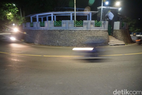 Melewati kawasan Senggigi, hanya satu dua kafe-restoran yang buka dan terlihat beberapa mobil ada di depannya. Berputar balik, kendaraan kami arahkan ke Sengigi View. Melewati kawasan Senggigi, hanya satu dua kafe-restoran yang buka dan terlihat beberapa mobil ada di depannya. Berputar balik, kendaraan kami arahkan ke Sengigi View.