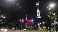 Perjalanan kami lanjutkan berkeliling di Kota Mataram. Di waktu menginjak pukul 22.00 WITa, sudah tak ada keramaian karena sebagian besar kafe dan pusat keramaian sudah ditutup.