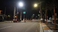 Pantai Sengigi adalah destinasi pertama Lombok yang ramai oleh wisatawan asing. Lalu, keberadaannya mulai digeser oleh Gili Trawangan hingga kawasan Mandalika dengan Pantai Kutanya.