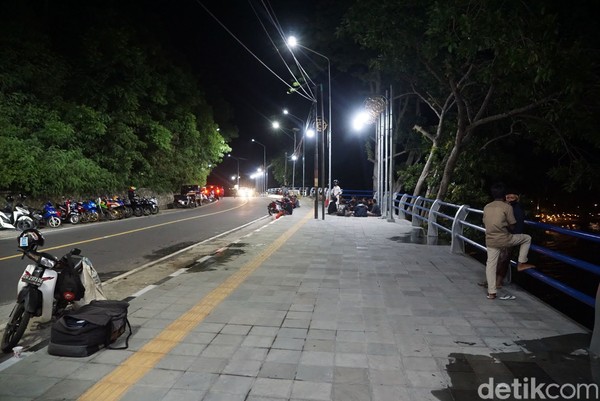 Ketika akan masuk kawasan Pantai Senggigi, ada operasi penegakan protokol kesehatan dan pembatasan masuk ke area itu. Keadaan jalanan itu begitu lengang bahkan terbilang sangat sepi, hanya satu dua kendaraan yang melewatinya. Ketika akan masuk kawasan Pantai Senggigi, ada operasi penegakan protokol kesehatan dan pembatasan masuk ke area itu. Keadaan jalanan itu begitu lengang bahkan terbilang sangat sepi, hanya satu dua kendaraan yang melewatinya.