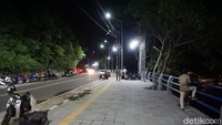 Ketika akan masuk kawasan Pantai Senggigi, ada operasi penegakan protokol kesehatan dan pembatasan masuk ke area itu. Keadaan jalanan itu begitu lengang bahkan terbilang sangat sepi, hanya satu dua kendaraan yang melewatinya.
