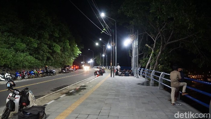 Pantai Senggigi, Batu Layar dan Mataram