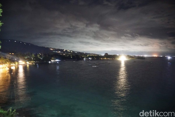 Kini, spot-spot ini sudah tak gelap lagi alias terang di malam hari. Semburat cahaya di sepanjang pantai bisa dinikmati dari Sengigi View. Kini, spot-spot ini sudah tak gelap lagi alias terang di malam hari. Semburat cahaya di sepanjang pantai bisa dinikmati dari Sengigi View.