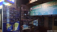 Salah satu ruko agen travel yang tutup. Begitu banyak tempat seperti ini yang gulung tikar di Bali-Lombok.