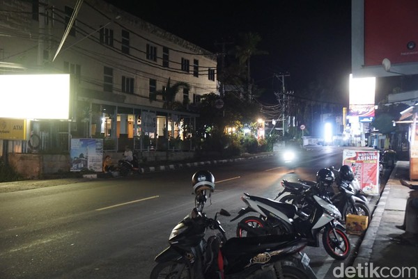 Di masa pandemi, suasana malam di sini agak ramai oleh pengunjung. Masih ada satu dua penjual suvenir dan beberapa orang yang berjualan minuman ringan. Di masa pandemi, suasana malam di sini agak ramai oleh pengunjung. Masih ada satu dua penjual suvenir dan beberapa orang yang berjualan minuman ringan.