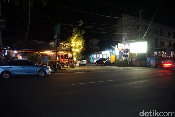 Di masa pandemi, suasana malam di sini agak ramai oleh pengunjung. Masih ada satu dua penjual suvenir dan beberapa orang yang berjualan minuman ringan. Di masa pandemi, suasana malam di sini agak ramai oleh pengunjung. Masih ada satu dua penjual suvenir dan beberapa orang yang berjualan minuman ringan.