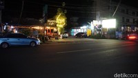 Di masa pandemi, suasana malam di sini agak ramai oleh pengunjung. Masih ada satu dua penjual suvenir dan beberapa orang yang berjualan minuman ringan.