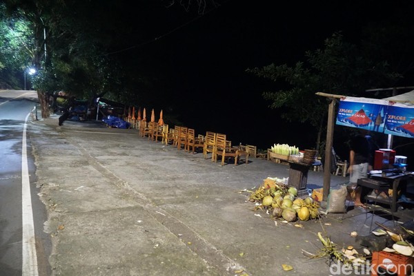 Kini, spot-spot ini sudah tak gelap lagi alias terang di malam hari. Semburat cahaya di sepanjang pantai bisa dinikmati dari Sengigi View. Kini, spot-spot ini sudah tak gelap lagi alias terang di malam hari. Semburat cahaya di sepanjang pantai bisa dinikmati dari Sengigi View.