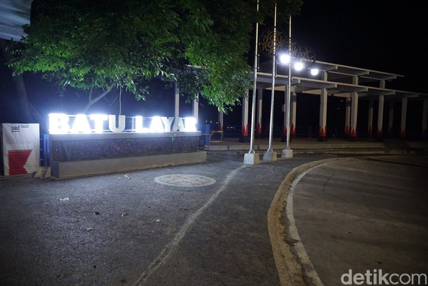 Pemerintah daerah terlihat menata daerah-daerah tikungan menanjak yang menjorok ke arah laut. Mulai dari Batu Layar-Senggigi View kini terlihat begitu rapi. Pemerintah daerah terlihat menata daerah-daerah tikungan menanjak yang menjorok ke arah laut. Mulai dari Batu Layar-Senggigi View kini terlihat begitu rapi.