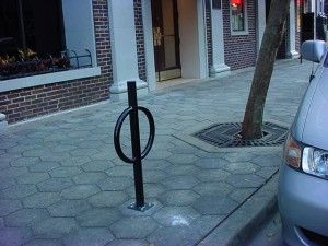 Parkir sepeda model tiang tambatan (bollard). (www.cityoforlando.net)