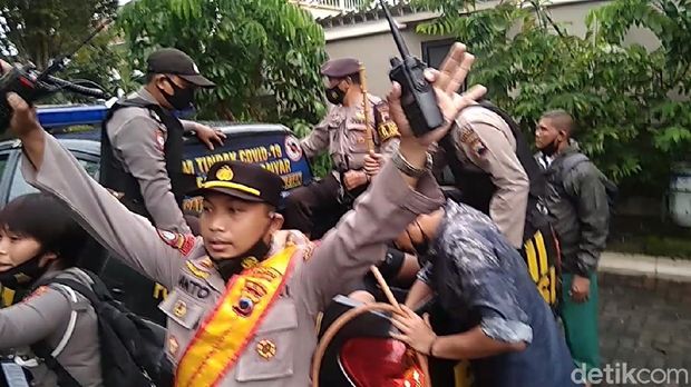 Pelaku saat diamankan polisi, Karanganyar, Senin (1/2/2021).