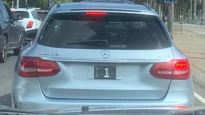 Pelat nomor cantik