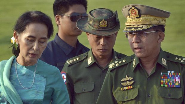 Pemimpin de facto Myanmar Aung San Suu Ky (kiri) dan Panglima Tertinggi militer Myanmar Min Aung Hlaing. (AP / Aung Shine Oo) FILE - In this May 6, 2016, file photo, Aung San Suu Kyi, left, Myanmar's foreign minister, walks with senior General Min Aung Hlaing, right, Myanmar military's commander-in-chief, in Naypyitaw, Myanmar. Myanmar military television said Monday, Feb. 1, 2021 that the military was taking control of the country for one year, while reports said many of the country’s senior politicians including Suu Kyi had been detained. (AP Photo/Aung Shine Oo, File)