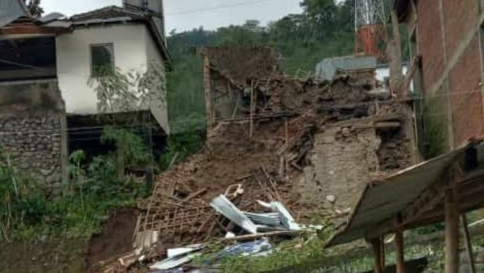Penampakan warung di Desa Rahtawu Kecamatan Gebog, Kudus yang roboh gegara tanah longsor, Senin (1/2/2021) pukul 17.15 WIB.